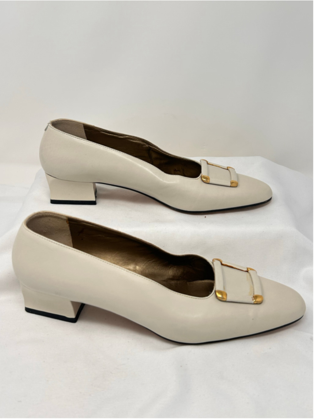 Vintage Paloma Italian Leather Pumps Size 10B Off White Gold Buckle